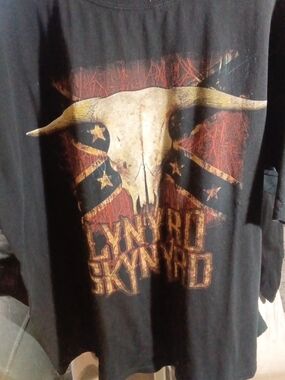 Lynyrd Skynyrd BAND  Tee with Tan Skull and Red Accents